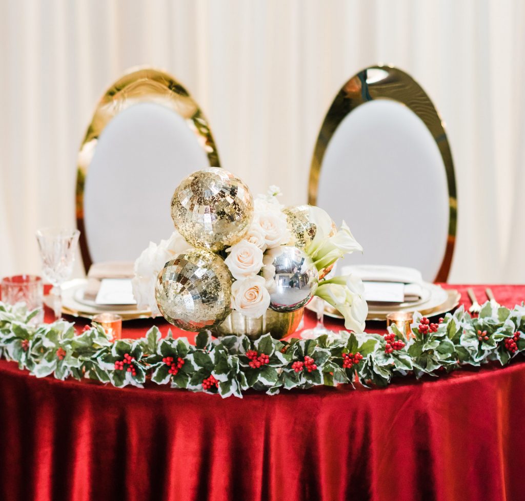 red-christmas-table-design